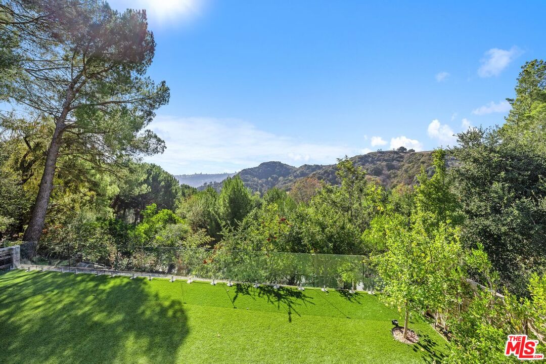 Los Angeles, California, 90077, United States, 5 Bedrooms Bedrooms, ,1 BathroomBathrooms,Residential,For Sale,1987970