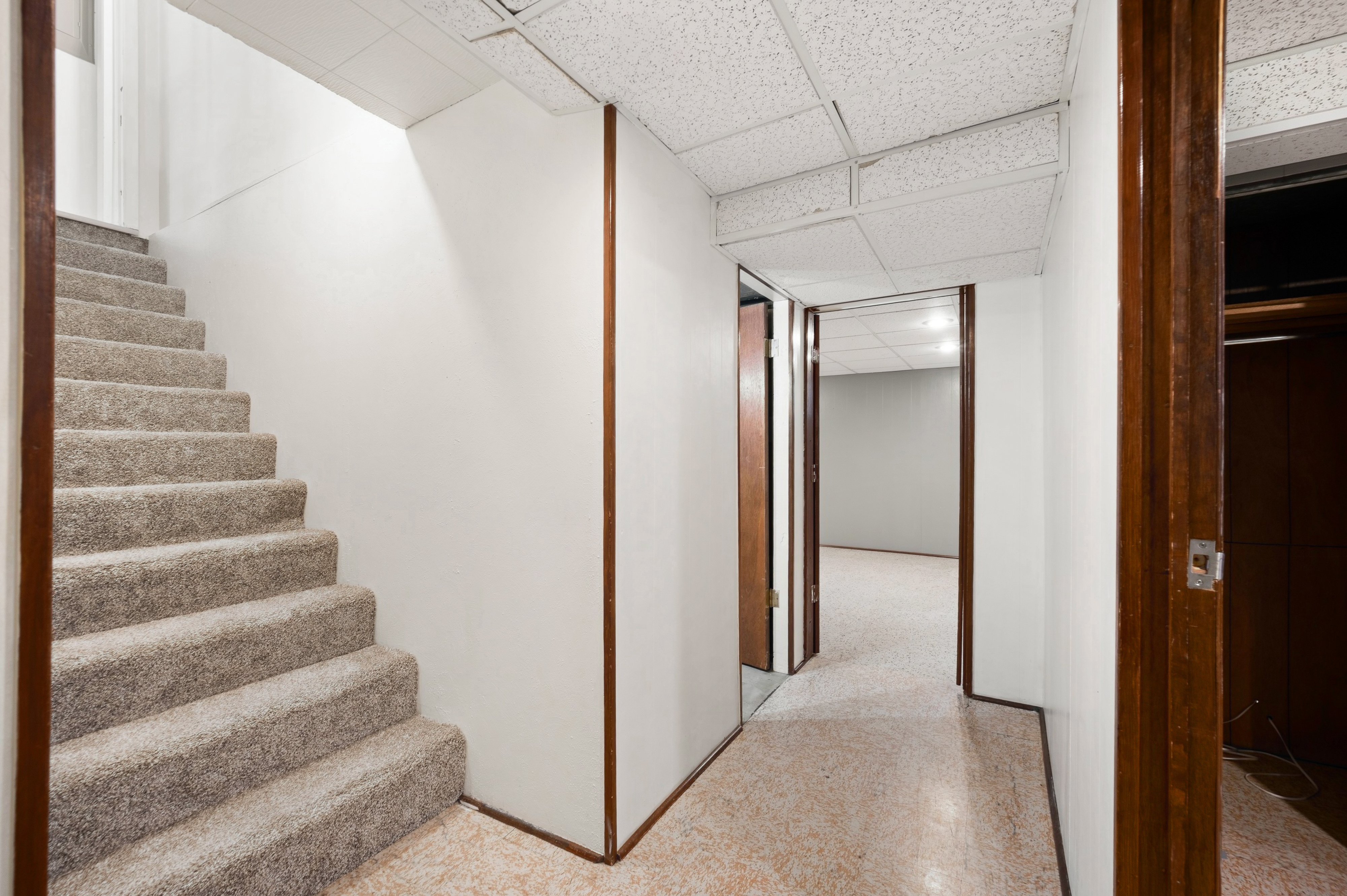  All Brick Ranch Home Offering Residential Comfort with Commercial Potential - 物件實景