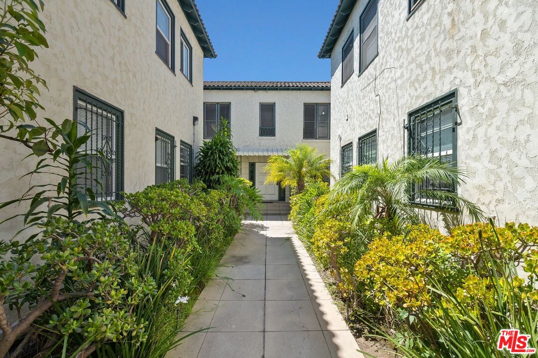 Los Angeles, California, 90019, United States, 12 Bedrooms Bedrooms, ,Residential,For Sale,1885364
