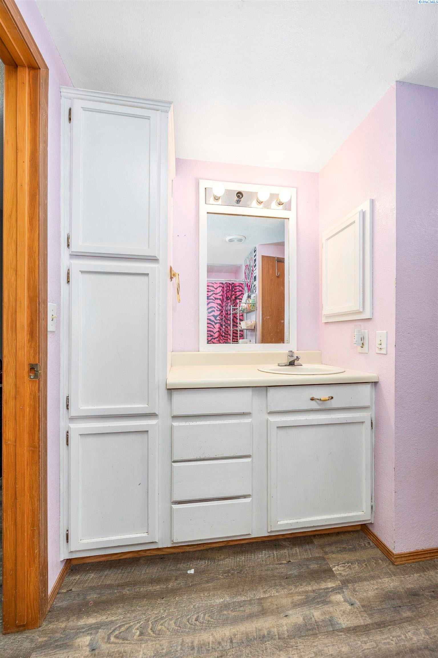 Prosser, Washington, 99350, United States, 3 Bedrooms Bedrooms, ,2 BathroomsBathrooms,Residential,For Sale,1981209