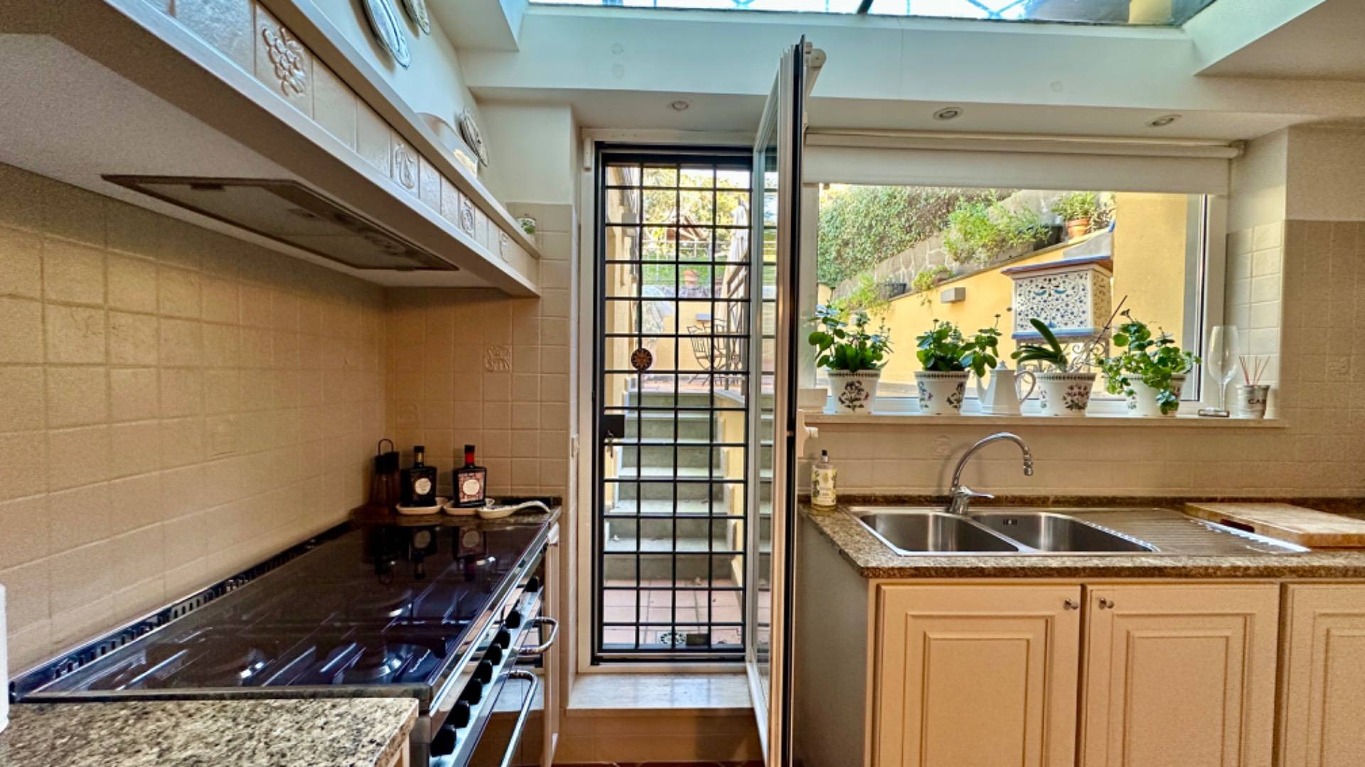 Roma, Roma, 00100, IT, 4 Bedrooms Bedrooms, ,3 BathroomsBathrooms,Residential,For Sale,1746322