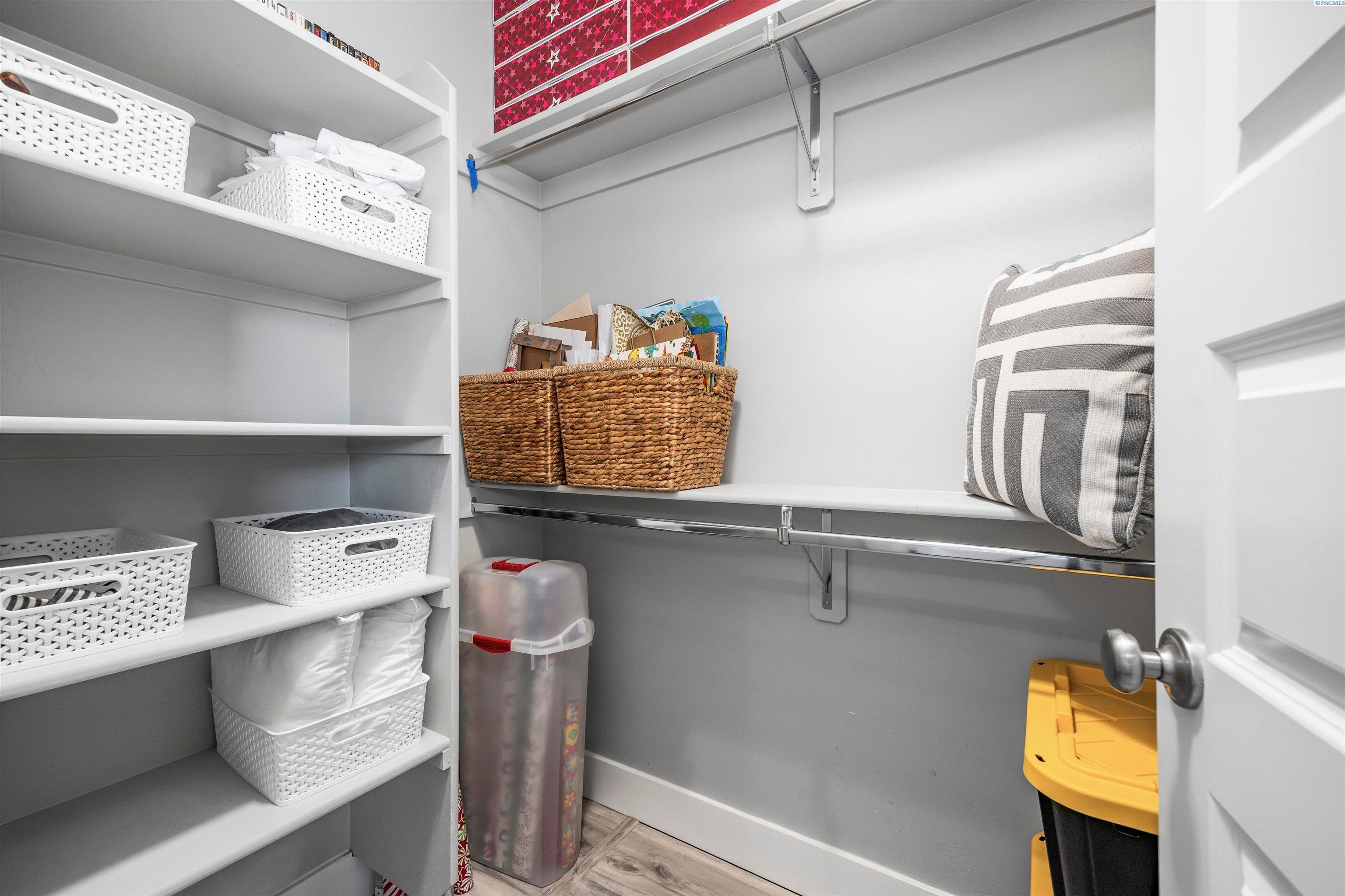 Kennewick, Washington, 99338, United States, 4 Bedrooms Bedrooms, ,3 BathroomsBathrooms,Residential,For Sale,1977201