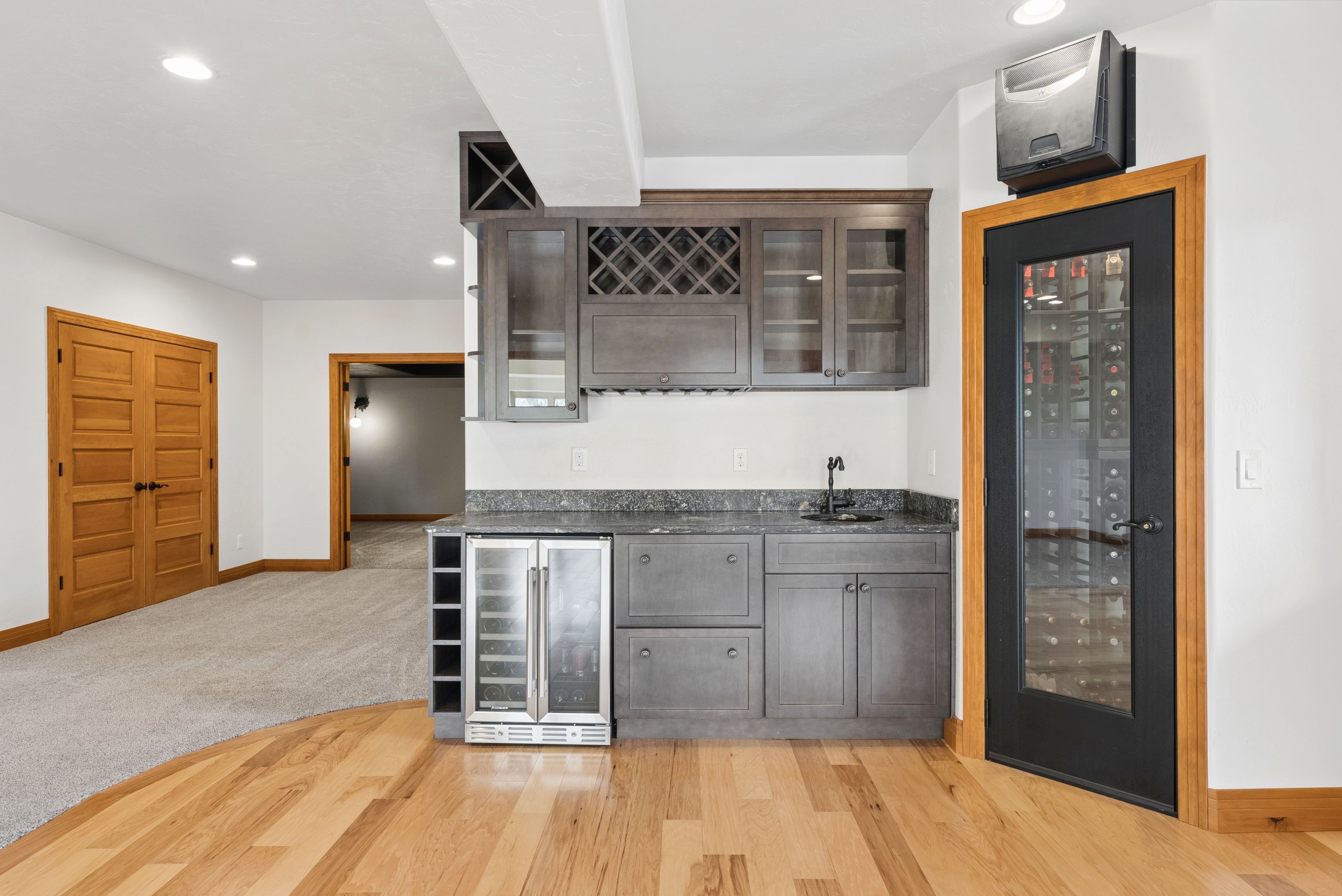  Set high on a hill in The Timbers and backing to open space - 物件實景