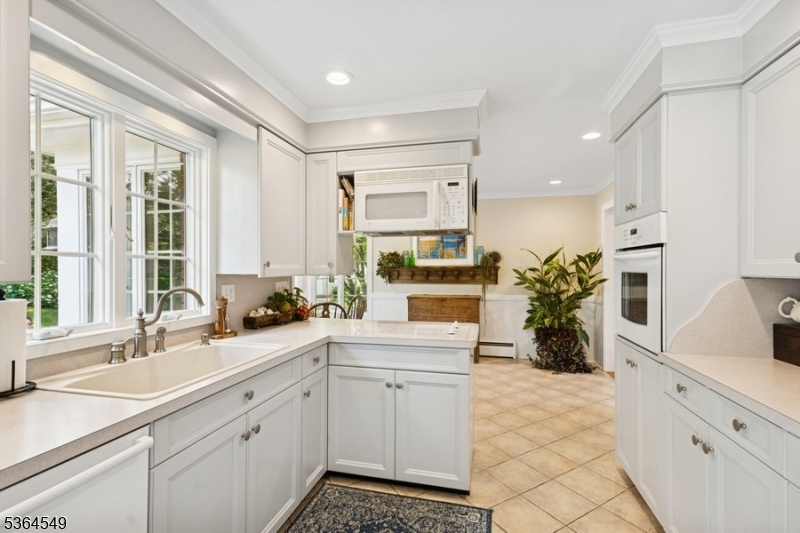 Franklin Twp., New Jersey, 08867, United States, 3 Bedrooms Bedrooms, ,2 BathroomsBathrooms,Residential,For Sale,1926340