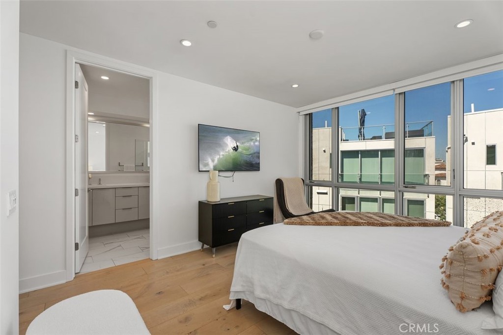 Newport Beach, California, 92663, United States, 2 Bedrooms Bedrooms, ,3 BathroomsBathrooms,Residential,For Sale,1989399