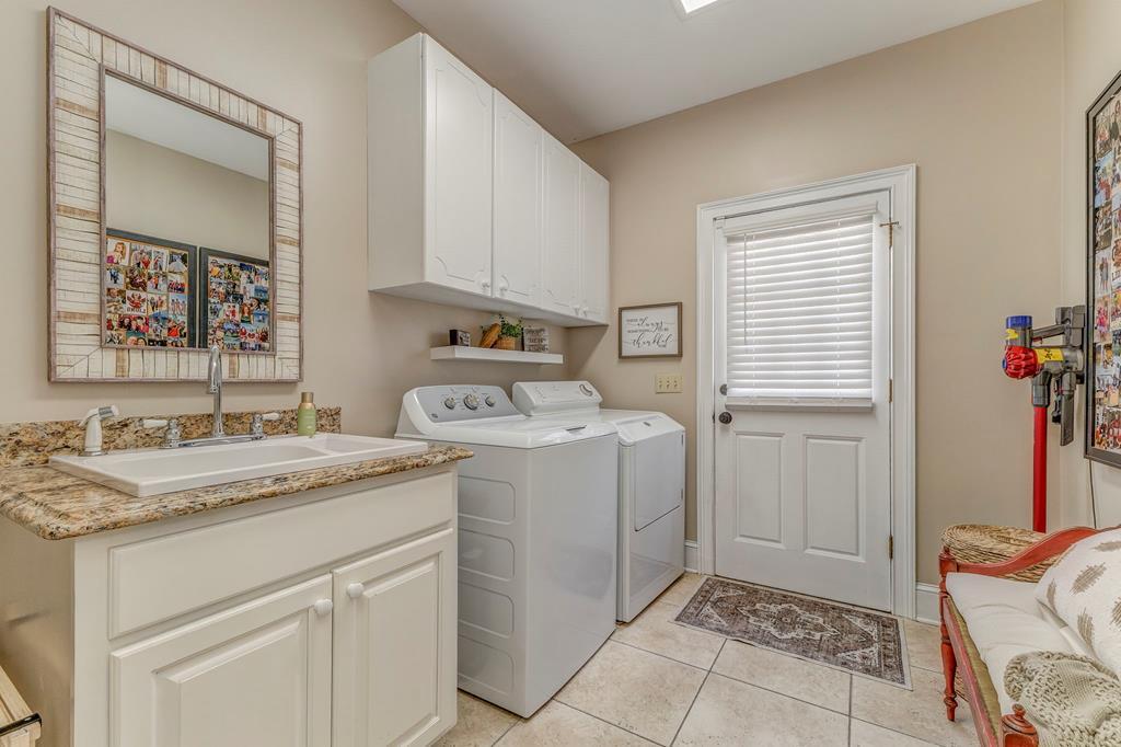 DALTON, Georgia, 30720, United States, 4 Bedrooms Bedrooms, ,4 BathroomsBathrooms,Residential,For Sale,1885970