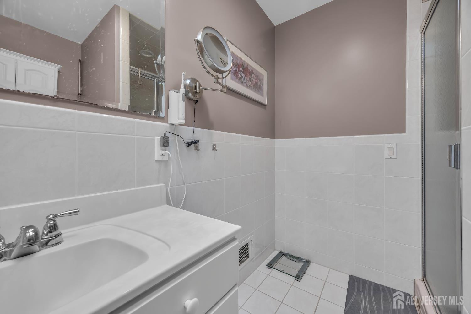 Edison, New Jersey, 08820, United States, 3 Bedrooms Bedrooms, ,2 BathroomsBathrooms,Residential,For Sale,1989177