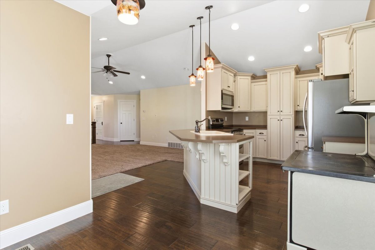 CENTRAL VALLEY, Utah, 84754, United States, 4 Bedrooms Bedrooms, ,3 BathroomsBathrooms,Residential,For Sale,1973038