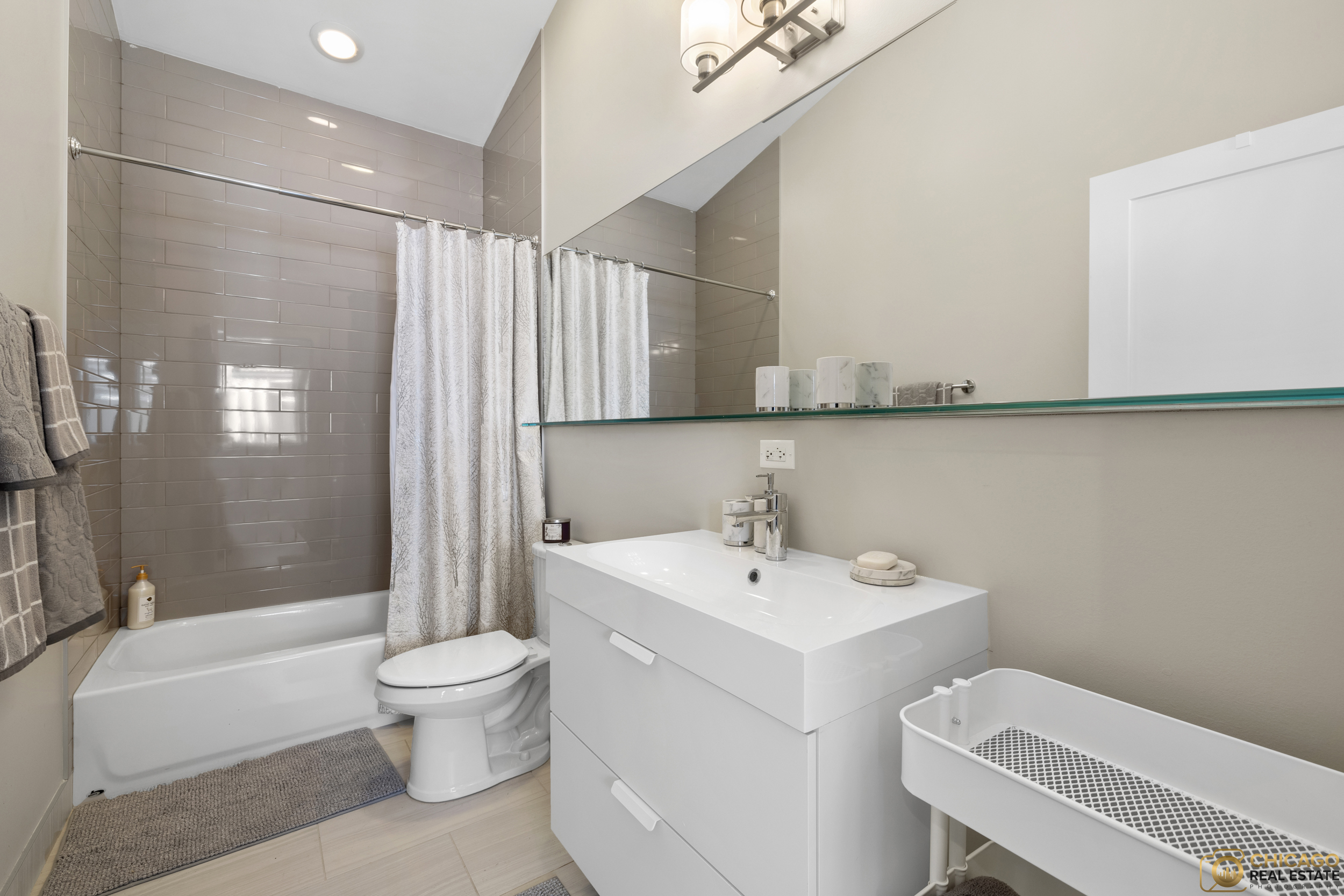 Chicago, Illinois, 60608, United States, 4 Bedrooms Bedrooms, ,4 BathroomsBathrooms,Residential,For Sale,1914075