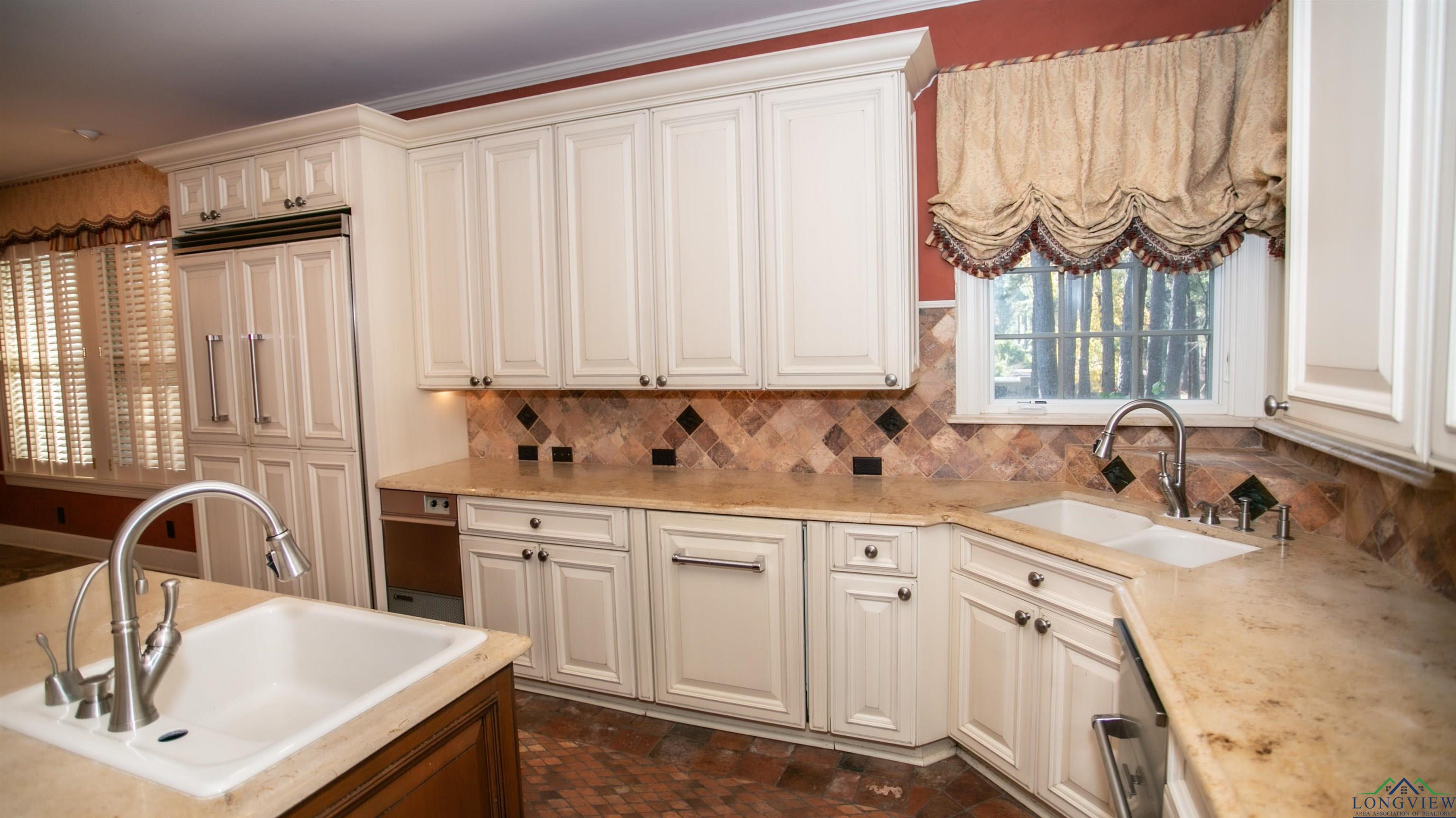 Marshall, Texas, 75670, United States, 5 Bedrooms Bedrooms, ,5 BathroomsBathrooms,Residential,For Sale,1943328