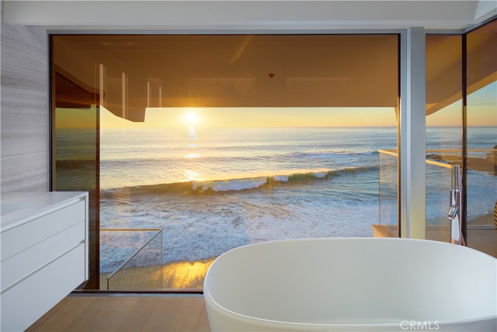 Laguna Beach, California, 92651, United States, 3 Bedrooms Bedrooms, ,4 BathroomsBathrooms,Residential,For Sale,1688637