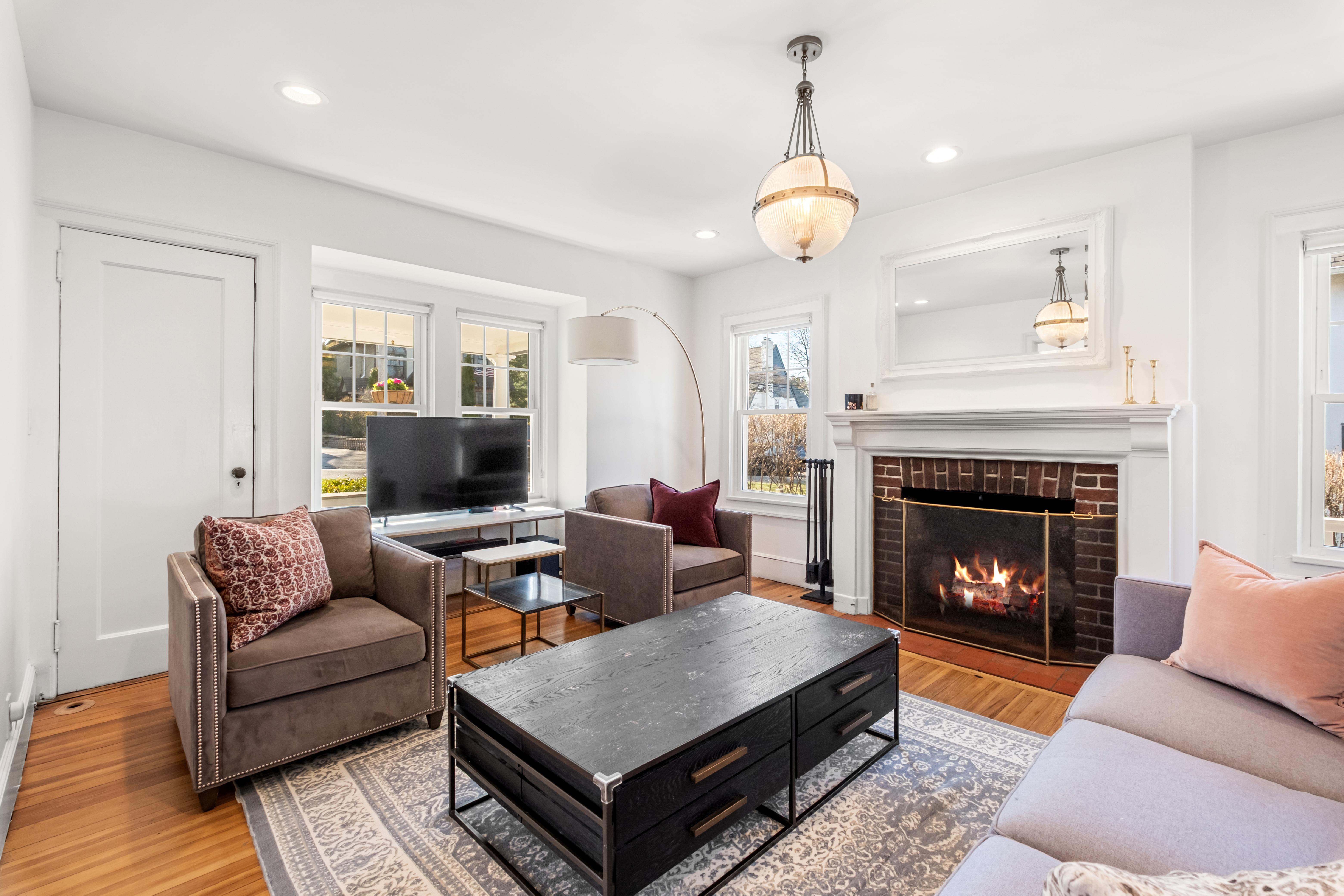  a gracious, fully-updated home where  every detail has been considered. - 物件實景