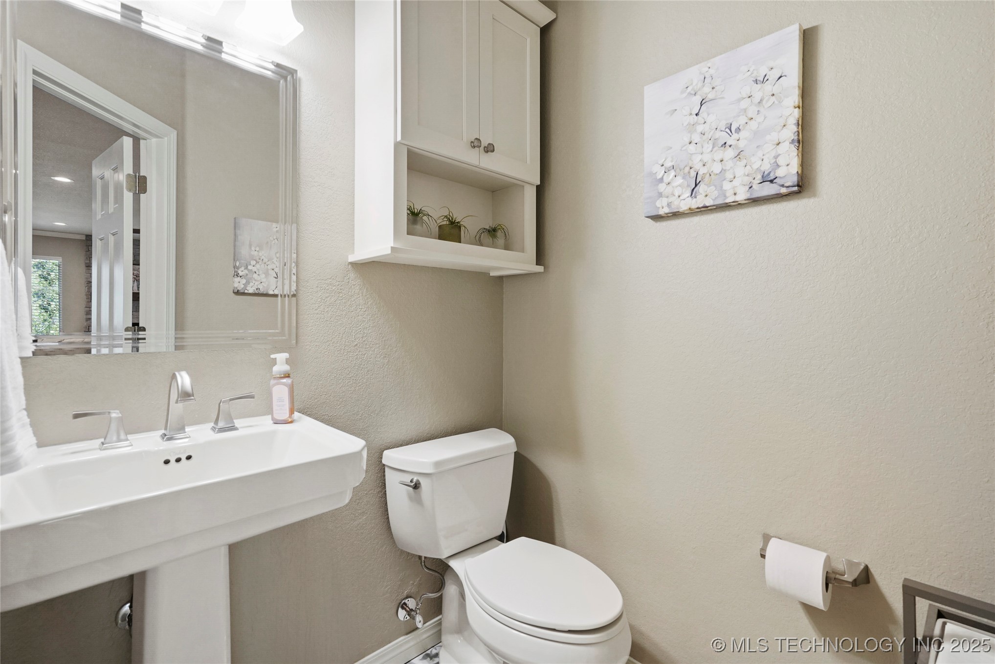 Catoosa, Oklahoma, 74015, United States, 3 Bedrooms Bedrooms, ,3 BathroomsBathrooms,Residential,For Sale,1987944