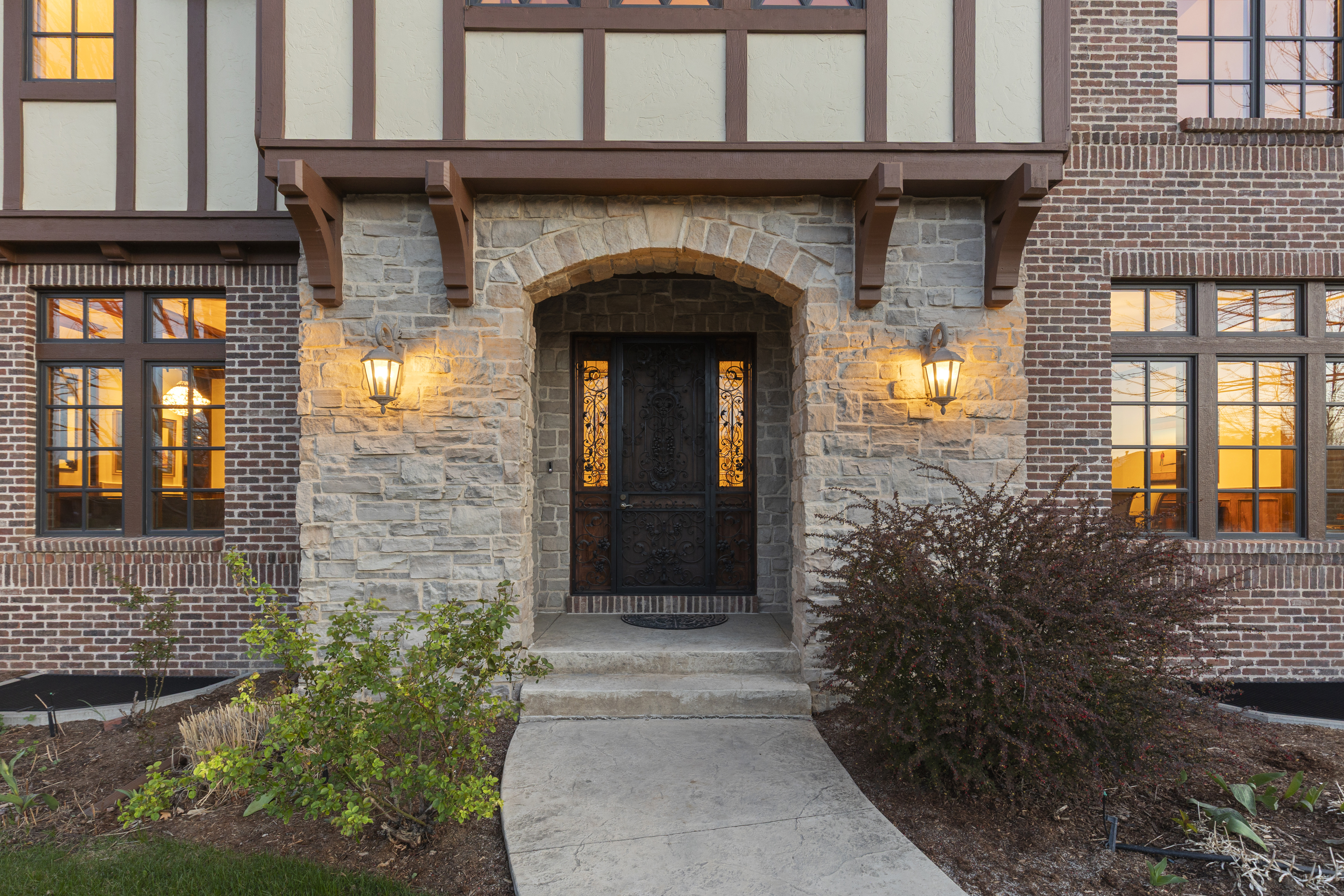  LUXURY LIVING IN LOWRY TIMELESS ENGLISH TUDOR EXPANSIVE LOT ON 6TH AVENUE PKWY - 物件實景