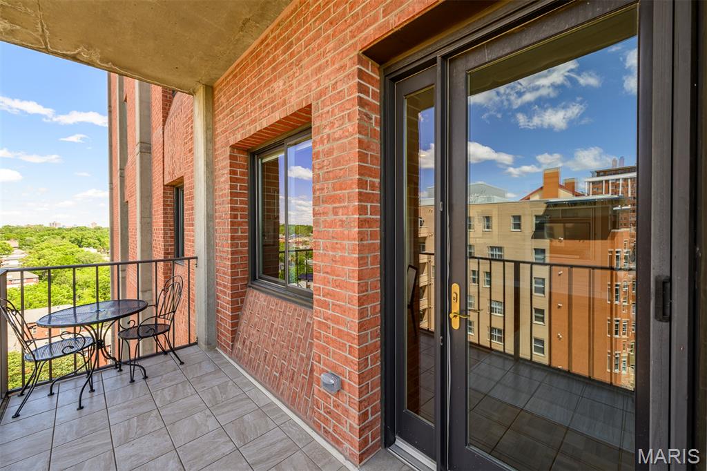 St Louis, Missouri, 63105, United States, 2 Bedrooms Bedrooms, ,2 BathroomsBathrooms,Residential,For Sale,1828450