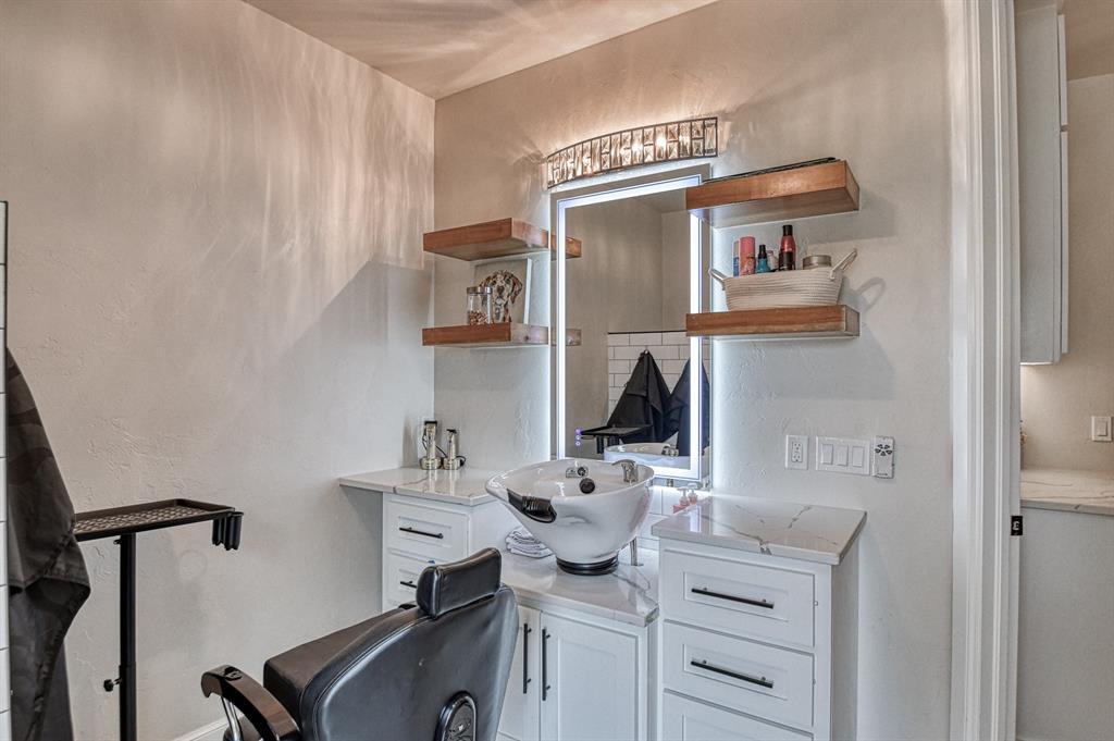 Amber, Oklahoma, 73004, United States, 6 Bedrooms Bedrooms, ,4 BathroomsBathrooms,Residential,For Sale,1984407