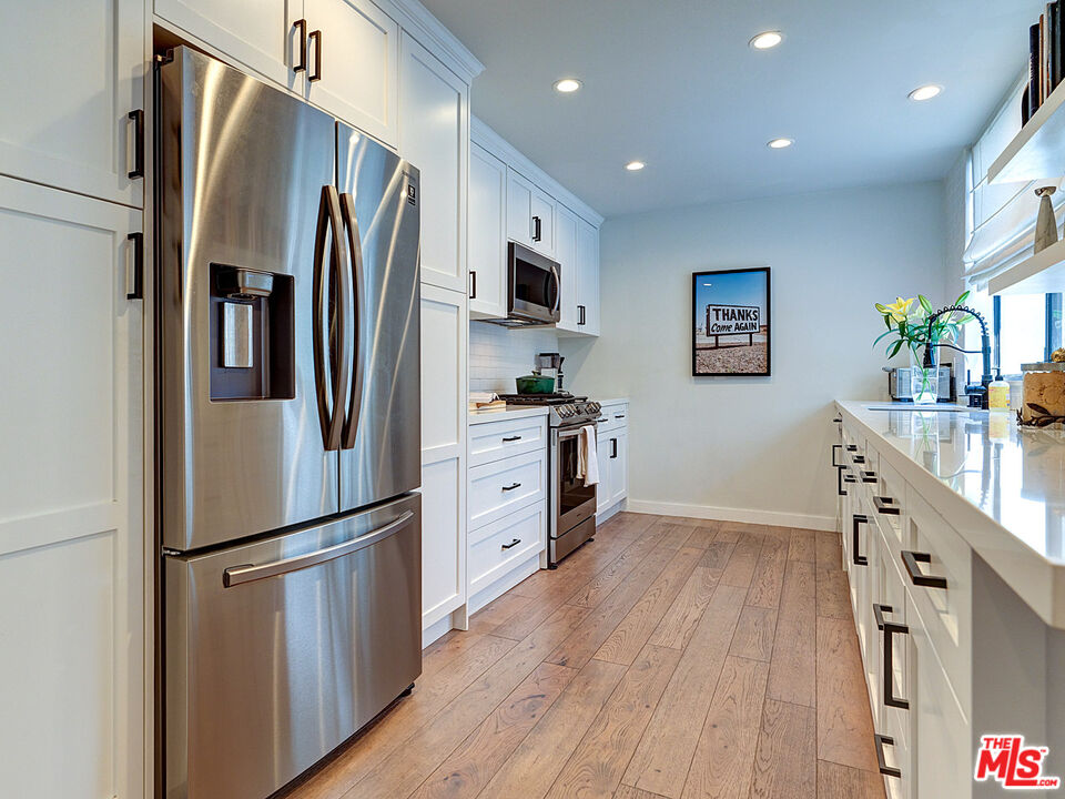 Los Angeles, California, 90025, United States, 3 Bedrooms Bedrooms, ,3 BathroomsBathrooms,Residential,For Sale,1947986