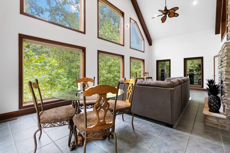 Burnside, Kentucky, 42519, United States, 5 Bedrooms Bedrooms, ,4 BathroomsBathrooms,Residential,For Sale,1978974