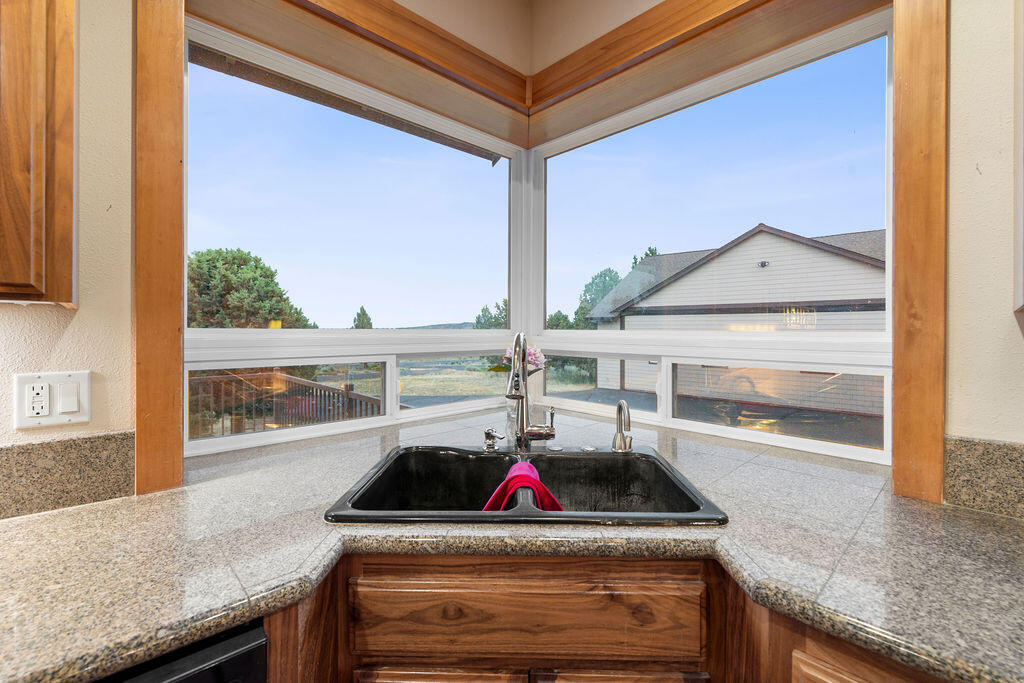 Prineville, Oregon, 97754, United States, 4 Bedrooms Bedrooms, ,3 BathroomsBathrooms,Residential,For Sale,1896038