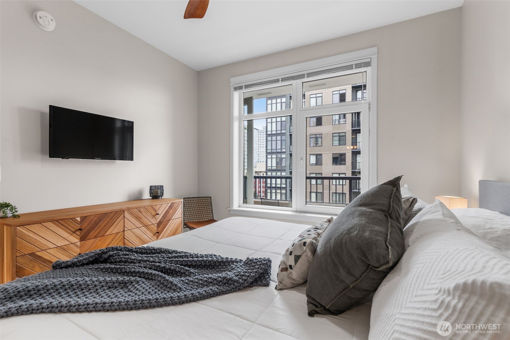 Seattle, Washington, 98121, United States, 1 Bedroom Bedrooms, ,1 BathroomBathrooms,Residential,For Sale,1896299