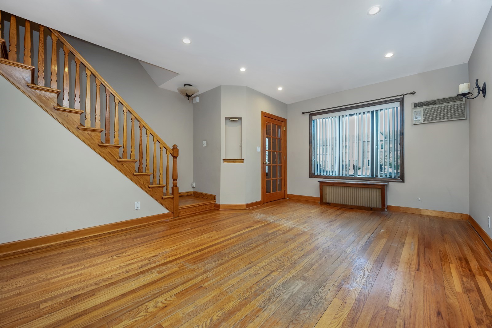 Middle Village, New York, 11379, United States, 2 Bedrooms Bedrooms, ,2 BathroomsBathrooms,Residential,For Sale,1941083