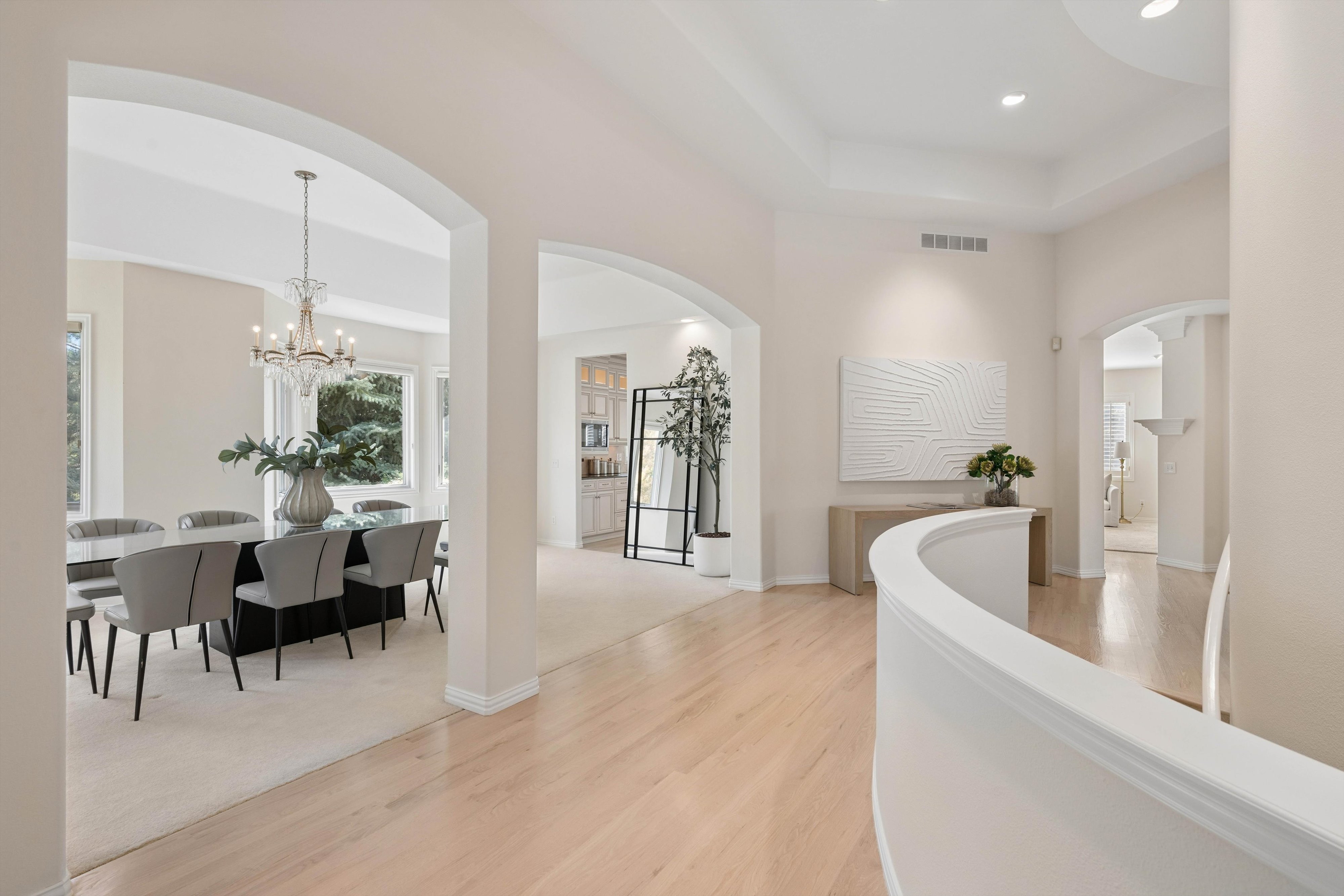  Luxury Features, Thoughtful Upgrades And Beautiful Outdoor Space - 物件實景