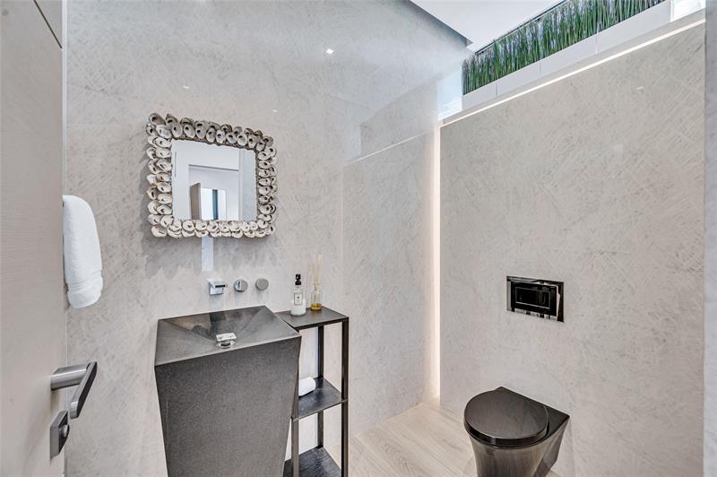 Fort Lauderdale, Florida, 33301, United States, 5 Bedrooms Bedrooms, ,8 BathroomsBathrooms,Residential,For Sale,1971363