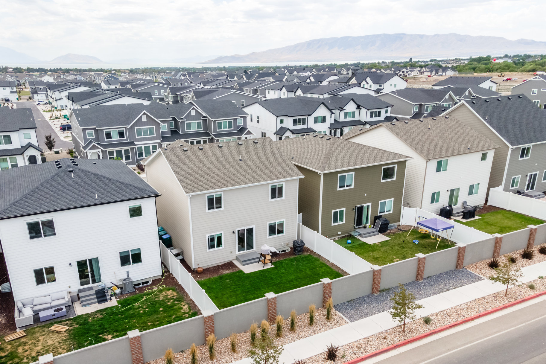  Modern 2023-Built Home with Protected Mountain Views, Walking Distance to School - 物件實景