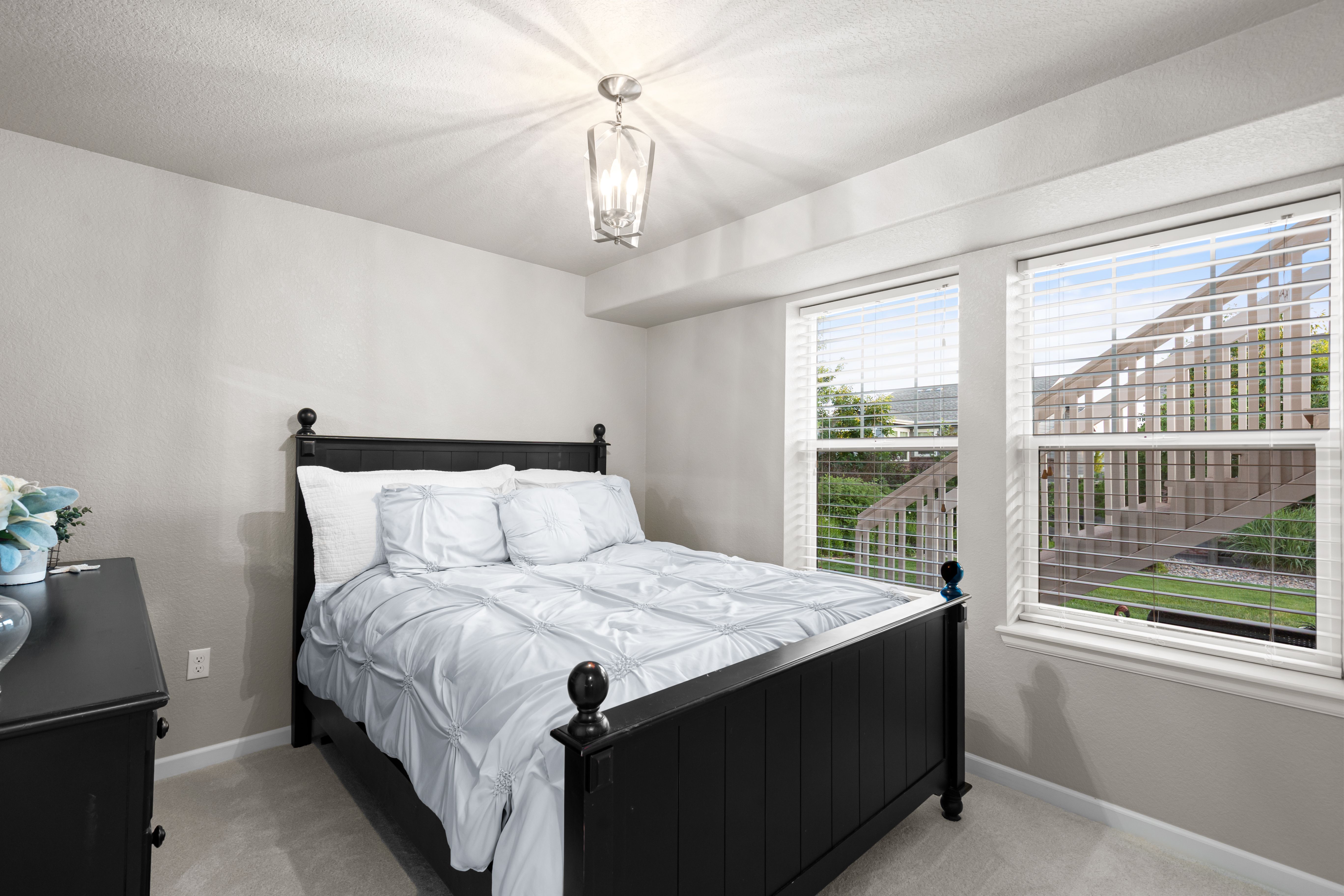  A warm and beautifully updated 5-bedroom, 4-bathroom walkout - 物件實景