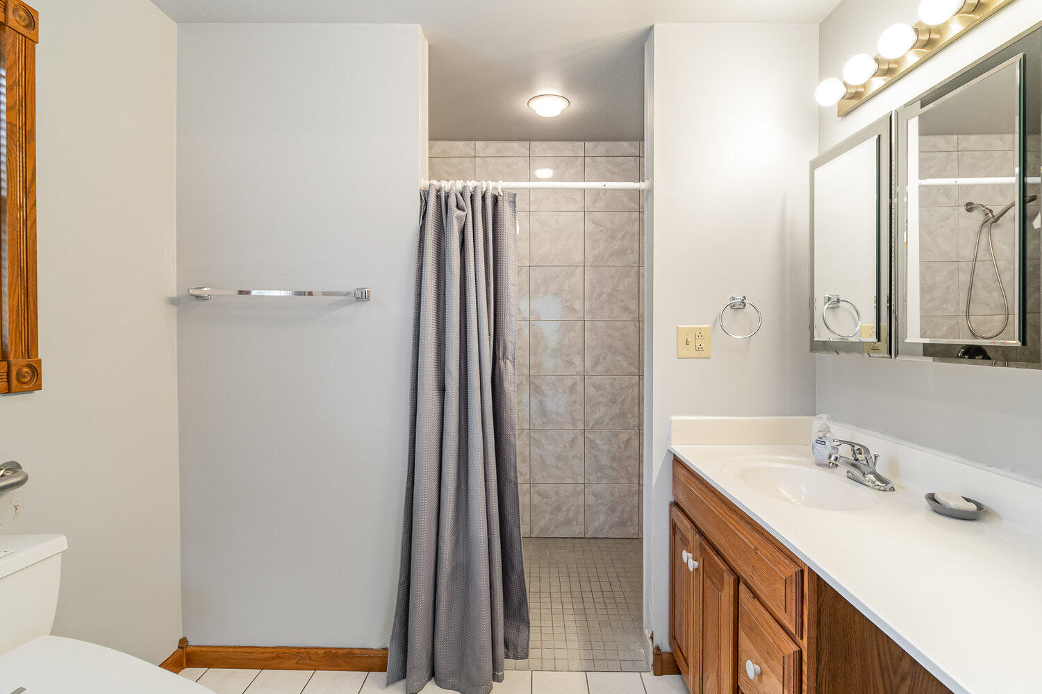 Lowell, Indiana, 46356, United States, 4 Bedrooms Bedrooms, ,3 BathroomsBathrooms,Residential,For Sale,2006020