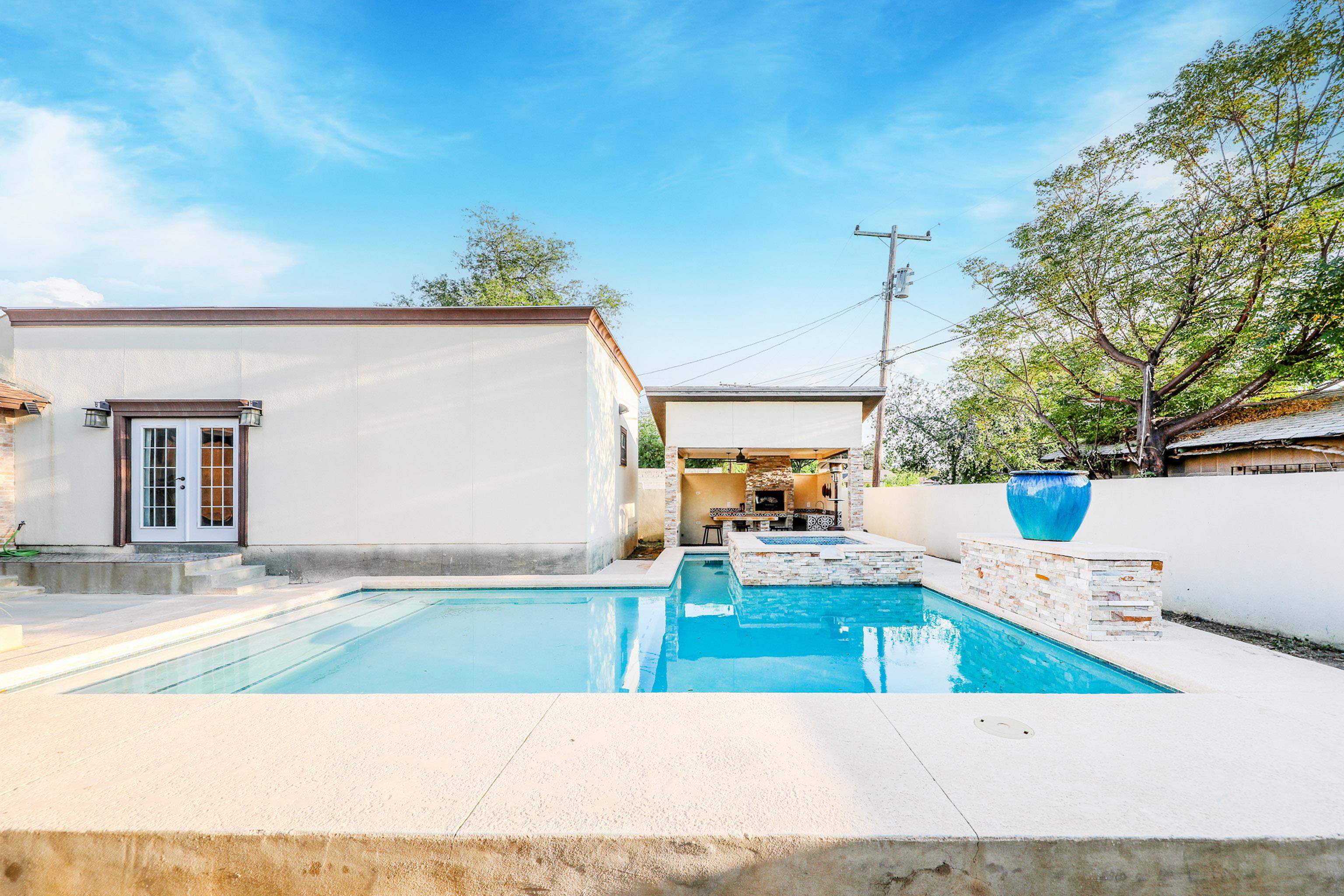 LAREDO, Texas, 78045, United States, 4 Bedrooms Bedrooms, ,4 BathroomsBathrooms,Residential,For Sale,1955145