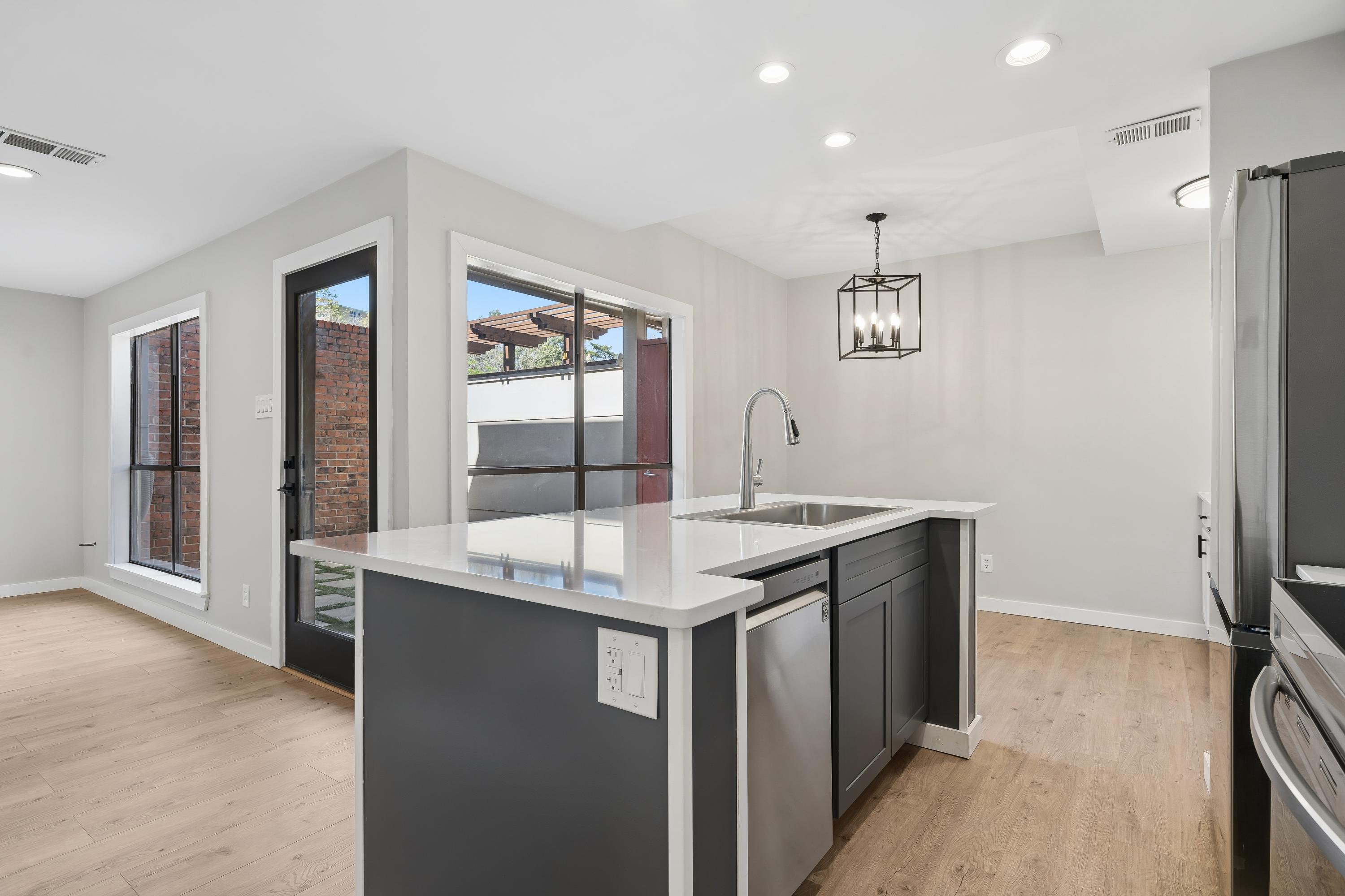  Katy Trail Condo Fully Remodeled with Private Turf Patio - 物件實景