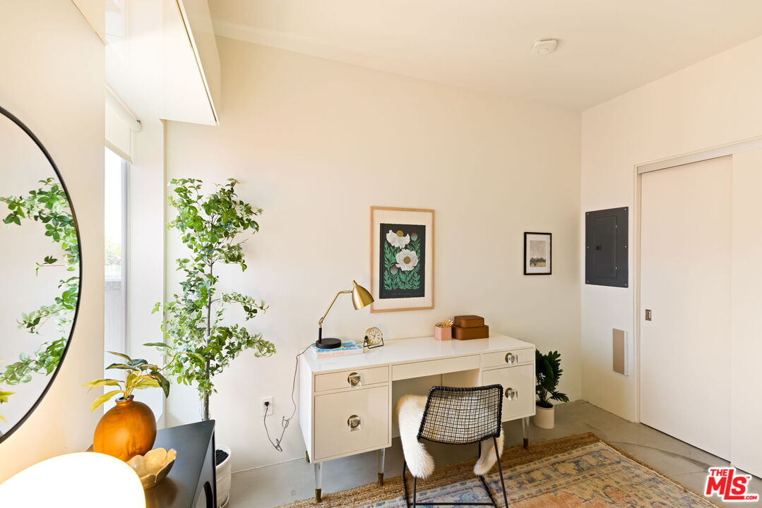Los Angeles, California, 90038, United States, 2 Bedrooms Bedrooms, ,2 BathroomsBathrooms,Residential,For Sale,1917105