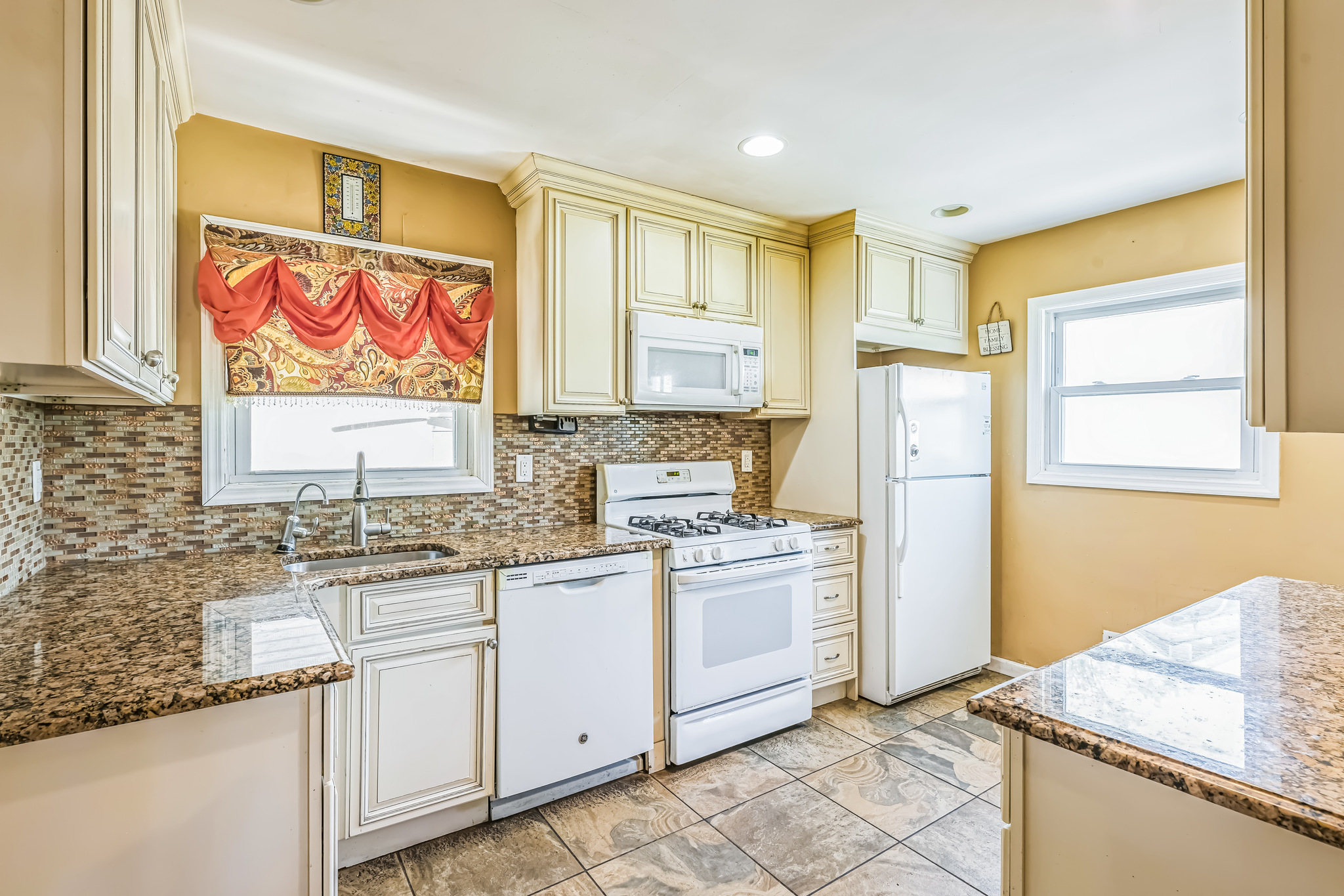 Elmwood Park, New Jersey, 07407, United States, 4 Bedrooms Bedrooms, ,3 BathroomsBathrooms,Residential,For Sale,1921760