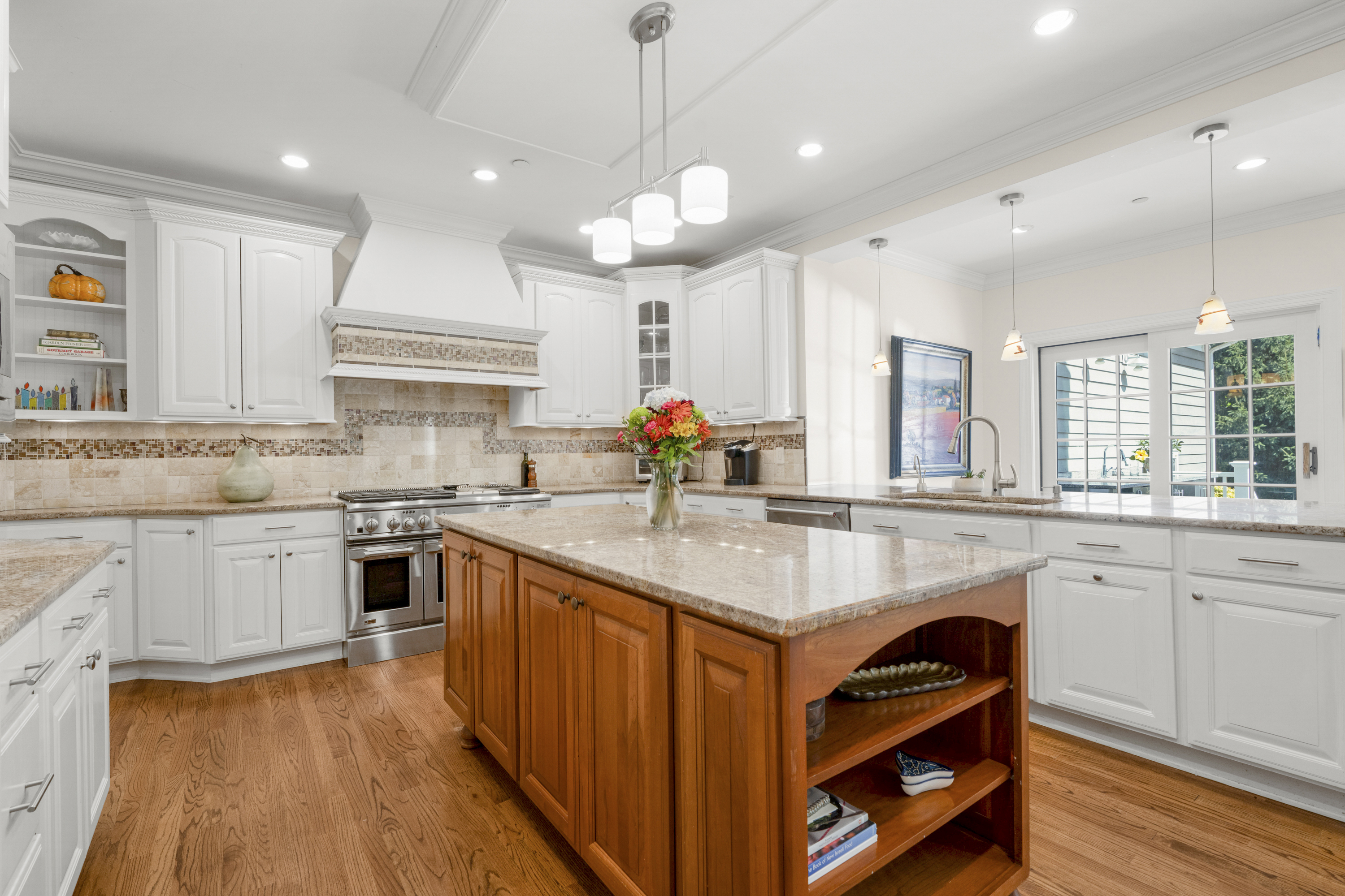  Elegant Larchmont Colonial - 物件實景