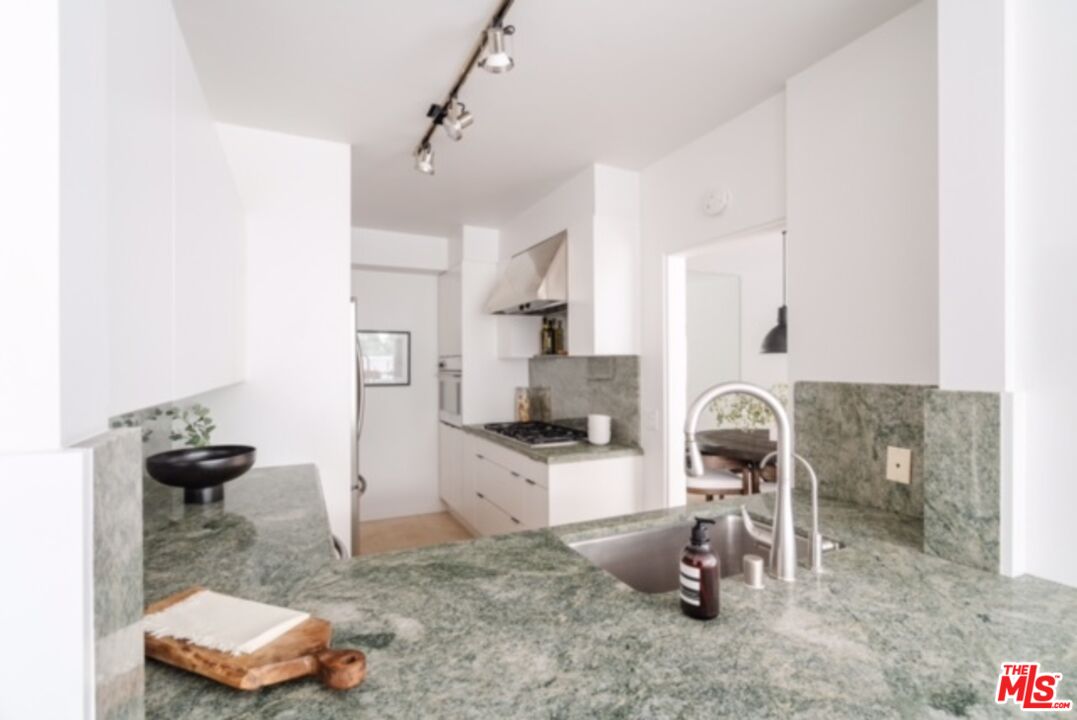 West Hollywood, California, 90069, United States, 1 Bedroom Bedrooms, ,1 BathroomBathrooms,Residential,For Sale,1891837