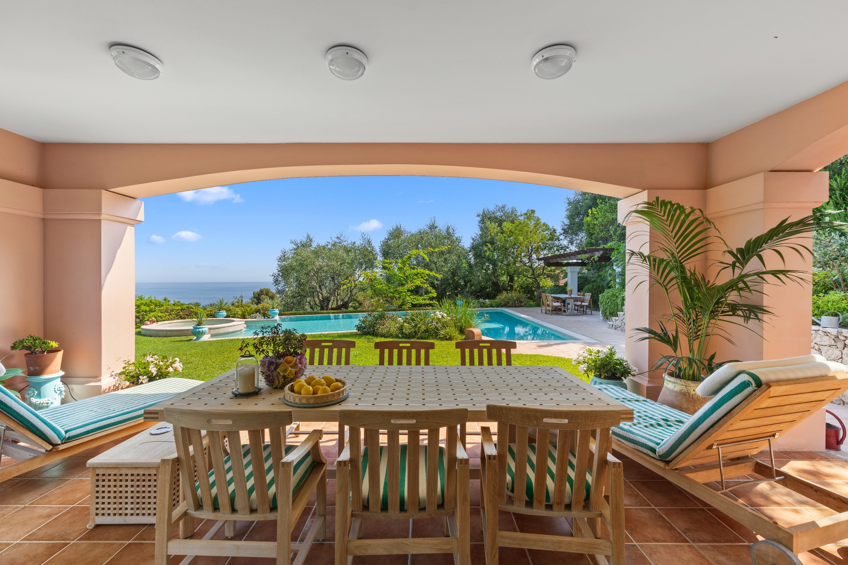  Luxury Provençal villa with panoramic sea views for sale in Menton, near Monaco - 物件實景