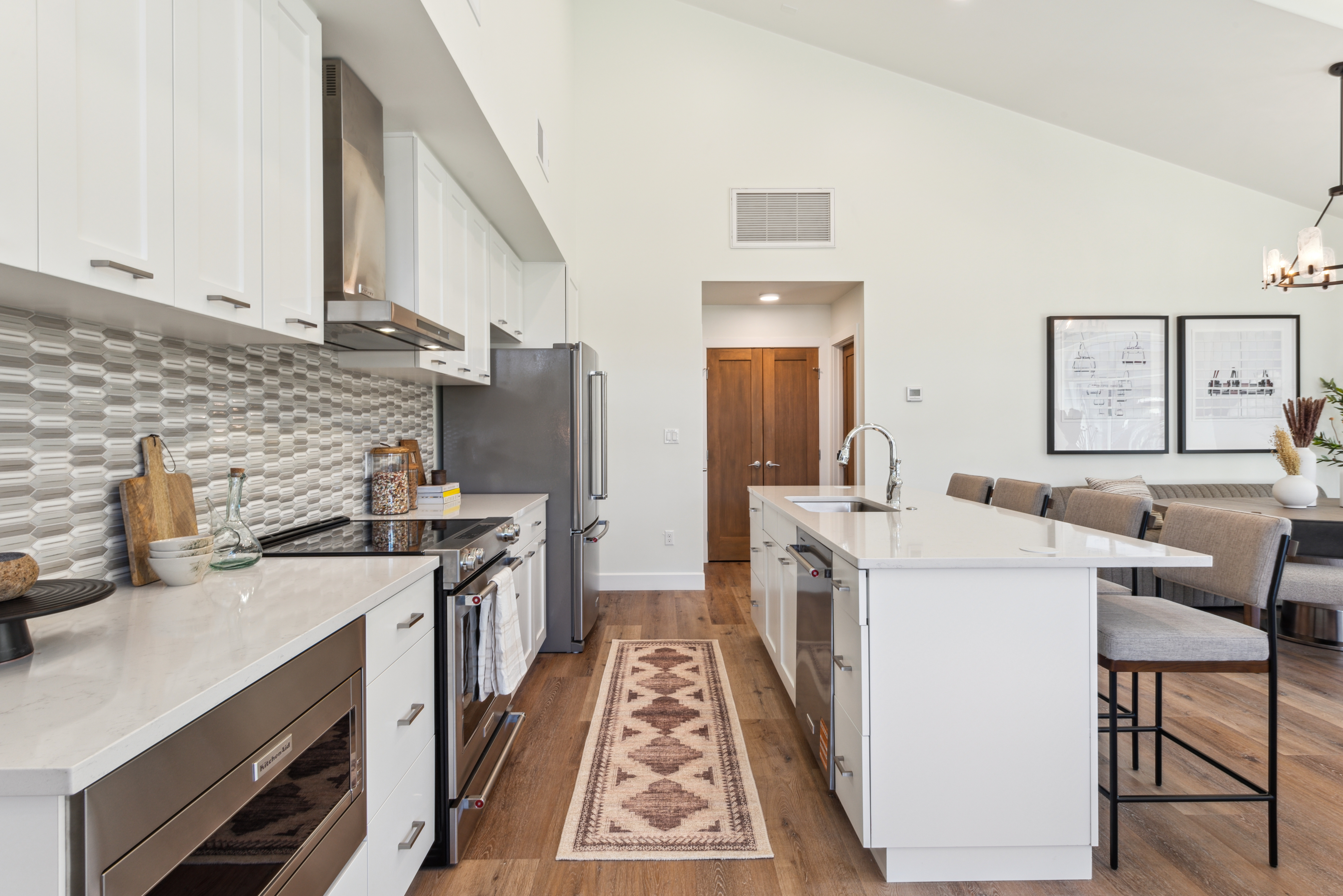  Second-floor Penthouse Unit with Vaulted Ceilings. - 物件實景