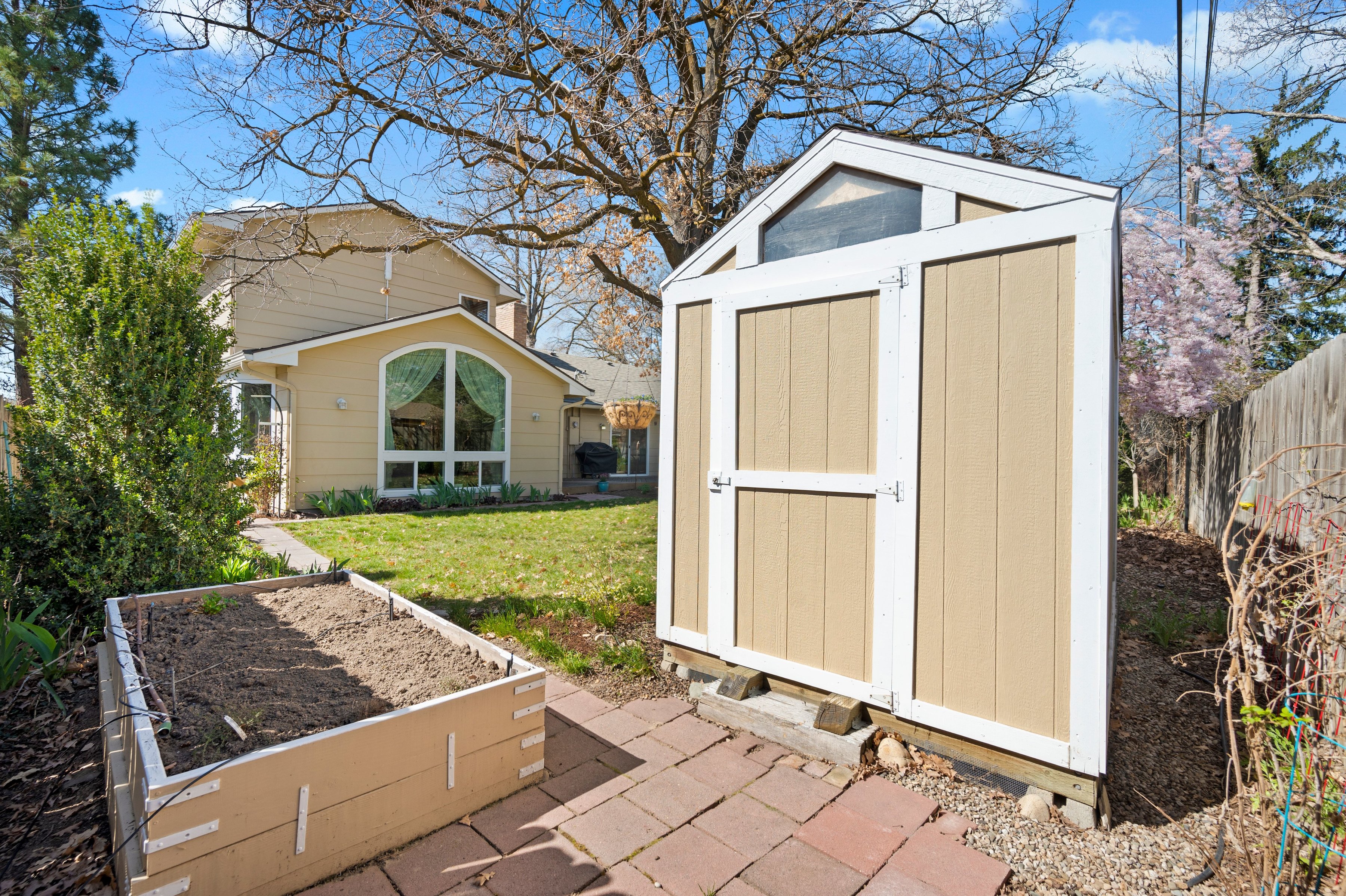  Timeless Mid-Century Design with Sunroom Living and Garden Oasis - 物件實景
