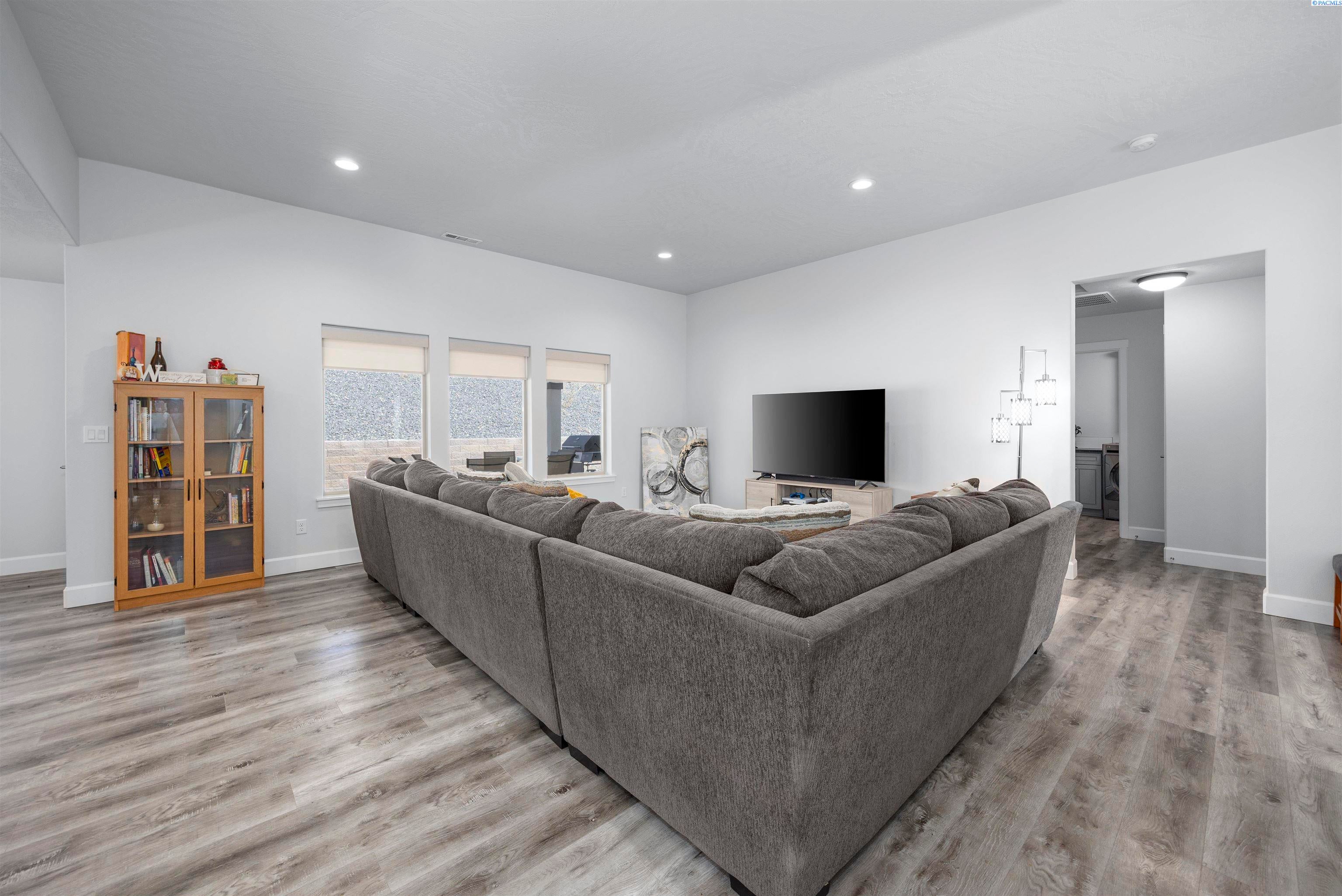 Kennewick, Washington, 99338, United States, 3 Bedrooms Bedrooms, ,2 BathroomsBathrooms,Residential,For Sale,1943089