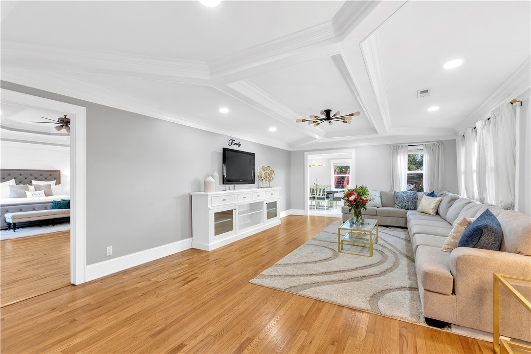 Greenville, South Carolina, 29607, United States, 5 Bedrooms Bedrooms, ,4 BathroomsBathrooms,Residential,For Sale,1947987