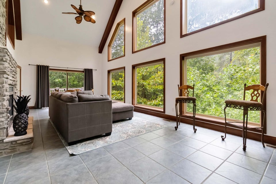 Burnside, Kentucky, 42519, United States, 5 Bedrooms Bedrooms, ,4 BathroomsBathrooms,Residential,For Sale,1978974