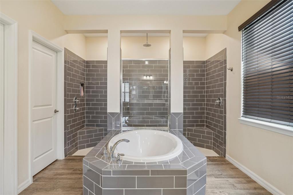 Apopka, Florida, 32703, United States, 5 Bedrooms Bedrooms, ,5 BathroomsBathrooms,Residential,For Sale,1837631