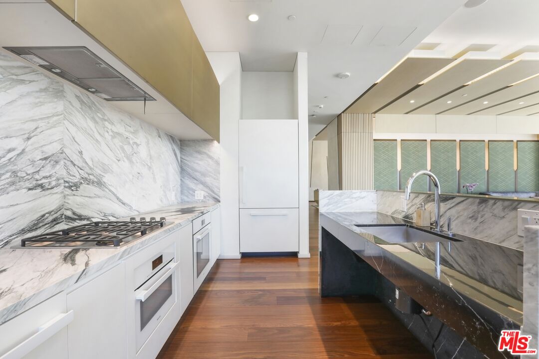 Los Angeles, California, 90017, United States, 1 Bedroom Bedrooms, ,2 BathroomsBathrooms,Residential,For Sale,1987856