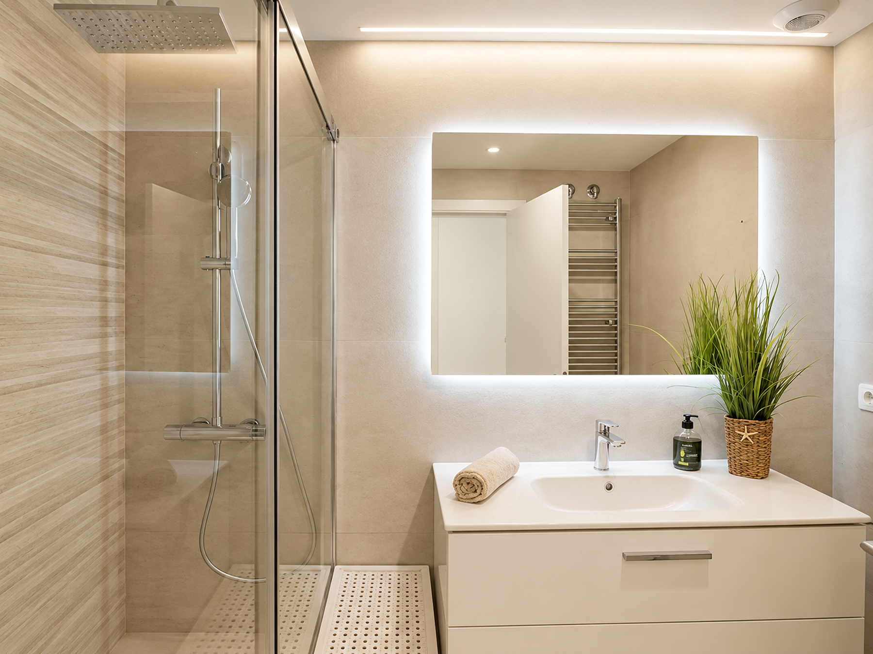  Contemporary ground-floor apartment with generous garden and sea views - 物件實景