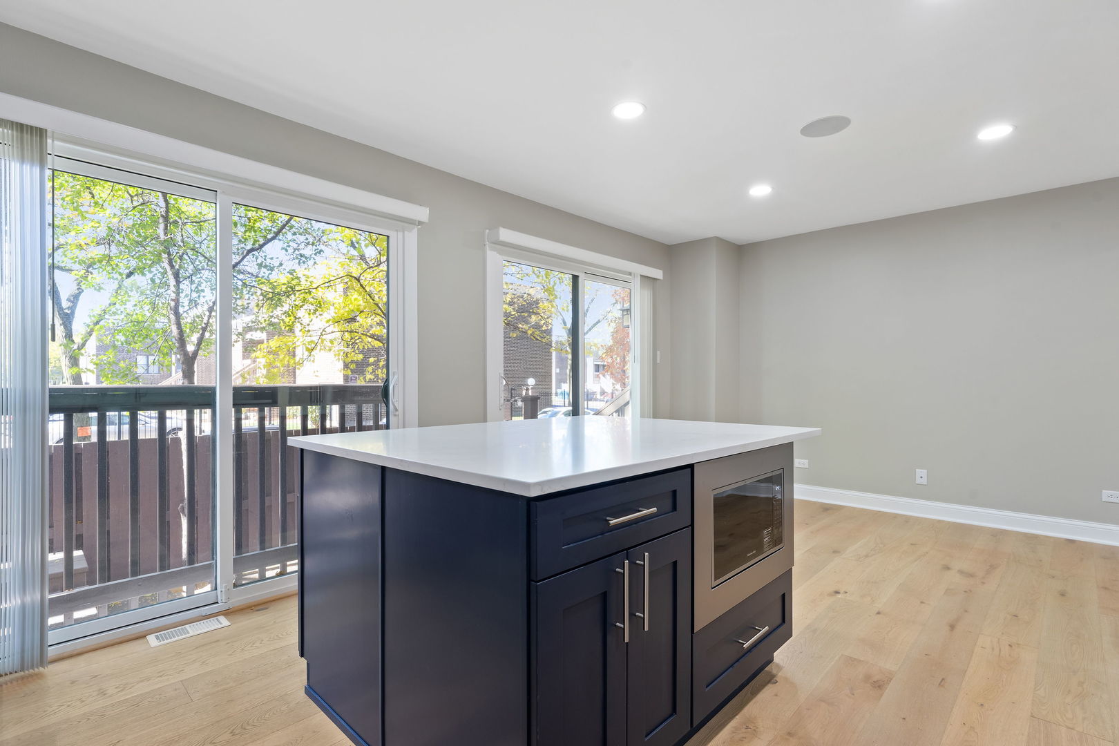 Chicago, Illinois, 60614, United States, 3 Bedrooms Bedrooms, ,2 BathroomsBathrooms,Residential,For Sale,1988953