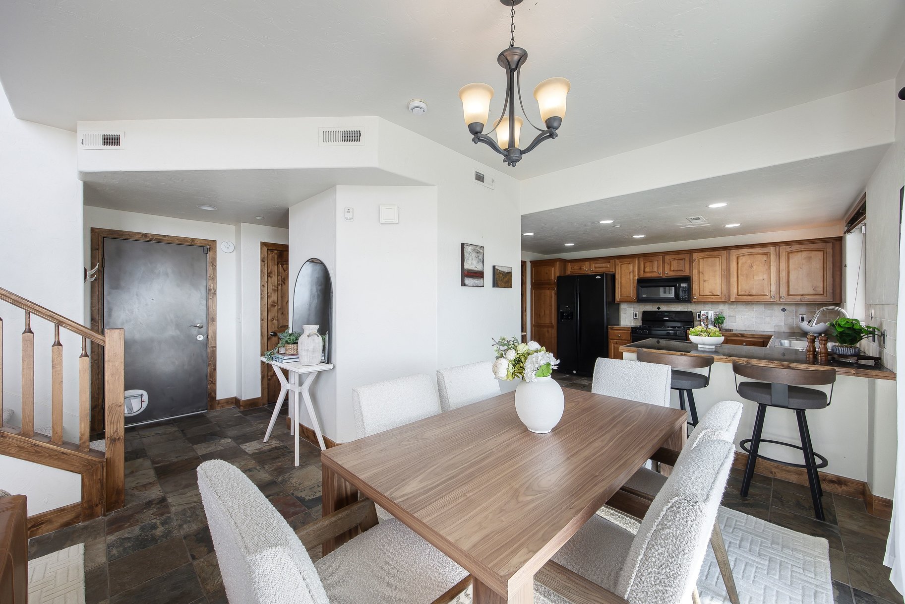  Exceptional Fox Point Townhome with Mountain Views & Prime Location - 物件實景