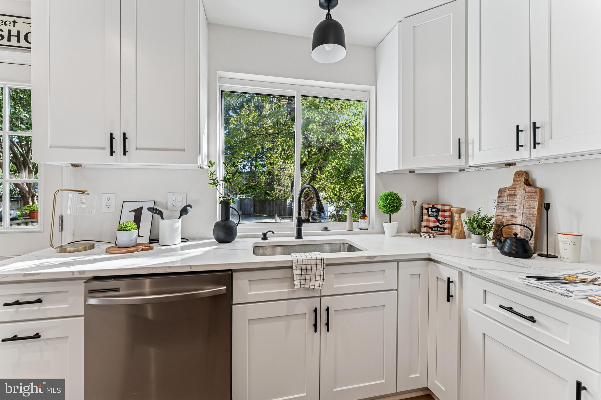 Alexandria, Virginia, 22305, United States, 2 Bedrooms Bedrooms, ,2 BathroomsBathrooms,Residential,For Sale,1974640