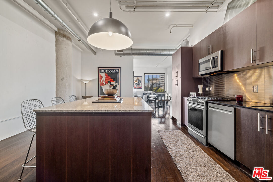 Los Angeles, California, 90028, United States, 2 Bedrooms Bedrooms, ,2 BathroomsBathrooms,Residential,For Sale,1827936