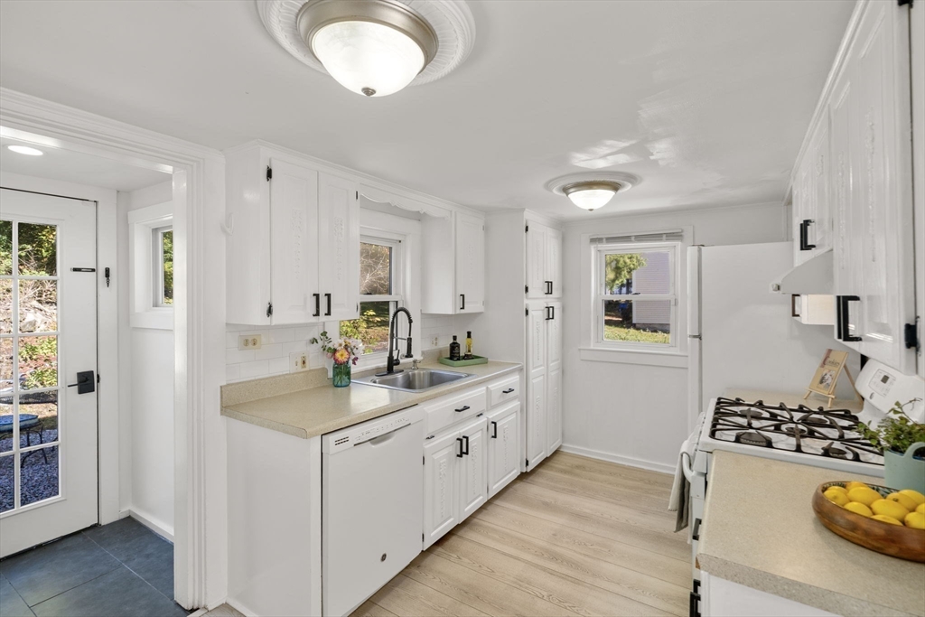 Medway, Massachusetts, 02053, United States, 3 Bedrooms Bedrooms, ,2 BathroomsBathrooms,Residential,For Sale,1958894